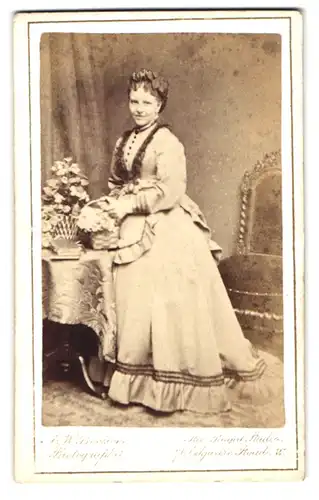 Fotografie Edwin W. Procktors, London, 76 Edgware Road, Portrait schöne junge Frau trägt Kleid mit Haarschleife und Zopf