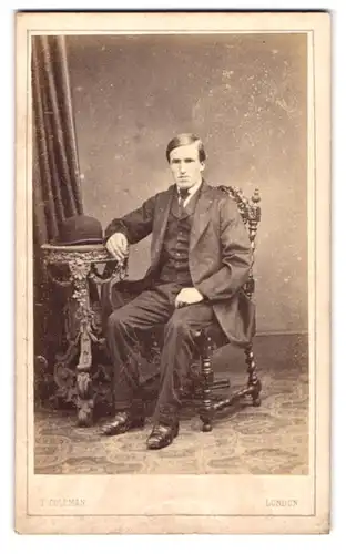 Fotografie T. Coleman, London, 19 Brunswick Place, Portrait junger Mann im feinen Anzug mit Melone