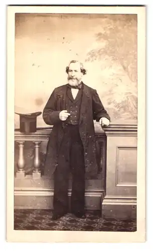 Fotografie Henry Death, London, 119 Camberwell Road, Portrait älterer Herr im Anzug mit Zylinder und Vollbart