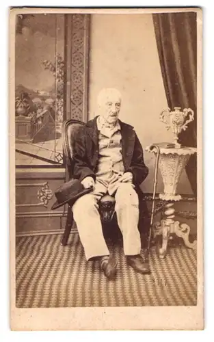 Fotografie S. Walker & Son, Camebridge Heath, 4 Prospect Place, Portrait alter Mann im Anzug mit Krückstock und Hut