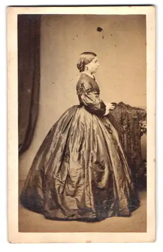 Fotografie Mr. Edwin Sutton, London, 104 Regent Street, Portrait junge Frau im Biedermeierkleid mit Zöpfen