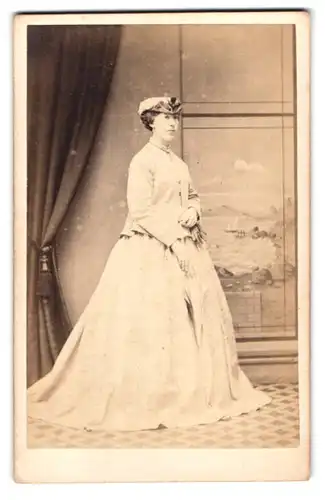 Fotografie J. Willey, Louth, 7 Aswell Lane, Portrait Dame im weissen Kleid mit Hut, Studiokulisse