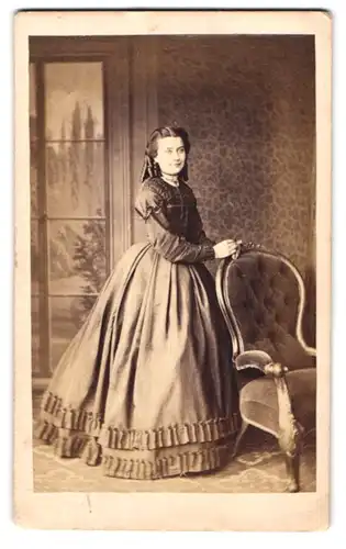 Fotografie Henry Davis, London, 24 Cornhill, Portrait hübsche junge Frau im Biedermeier Kleid mit Zöpfen