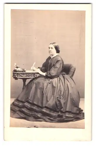 Fotografie Mr. Kilburn, London, 222 Regent Street, Portrait Dame im Biedermeierkleid schreibt einen Brief