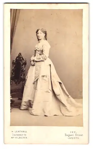 Fotografie H. Lenthall, London, 222 Regent Street, Portrait ältere Frau im züchtigen Kleid mit Locken