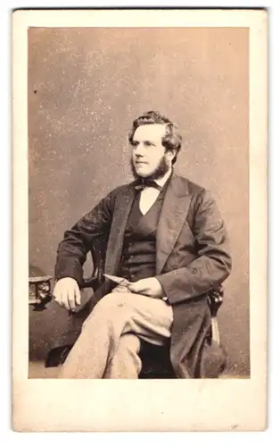 Fotografie Mr. Kilburn, London, 222 Regent Street, Portrait junger Mann im Anzug mit buschigem Chin-Strap Bart