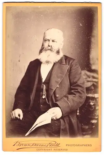 Fotografie Browndarns & Bell, London, 220 / 222 Regent Street, Portrait älterer Mann im feinen Anzug mit Karl Marx Bart