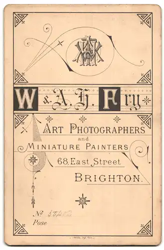 Fotografie W. A. H. Fry, Brighton, 68 East Street, Portrait Herr im Anzug mit Vollbart sitzt im Garten