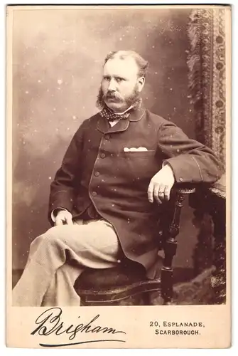 Fotografie Brigham, Scarborough, 20 Esplanade, Portrait Mann im Anzug mit gepunkteter Fliege und Franz Joseph Bart