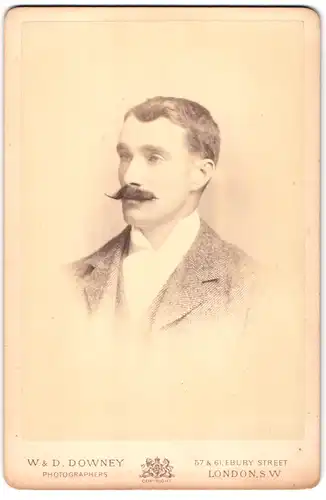 Fotografie W. & D. Downey, London, 61 Eibury Street, Portrait junger Mann im Tweed Anzug mit Spitzbart, Moustache