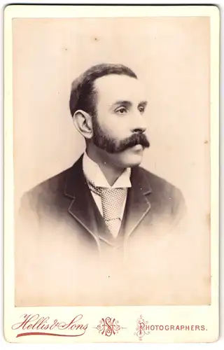 Fotografie Hellis & Sons, London-Notting Hill, 13 Silver Str., Portrait junger Mann im Anzug mit Franz Joseph Bart