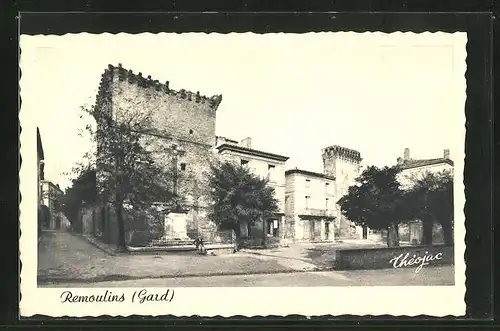 AK Remoulins, Place du Portail