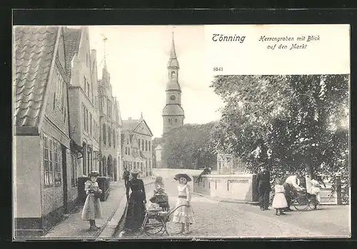 AK Tönning, Strasse am Herrengraben mit Blick auf den Marktplatz und Kirche, Mädchen mit Kinderwagen