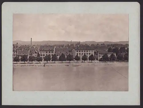 Fotografie Fotograf unbekannt, Ansicht Basel, Wohnhäuser an einer Ufer-Promenade, Grossformat 31 x 23cm