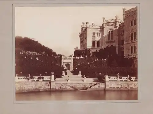 Fotografie Fotograf unbekannt, Ansicht Triest, Schloss Miramare, Ufer-Promenade mit Bootsanleger, Grossformat 41 x 31cm