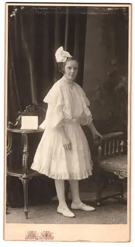 Fotografie Otto Mayer, Dresden, Pragerstrasse 38, hübsches Mädchen im weissen Kleid mit Haarschleife
