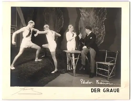 Fotografie Friedrich Franz Bauer, Der Graue, futuristische Schauspiel-Szene, Grossformat 26 x 20cm