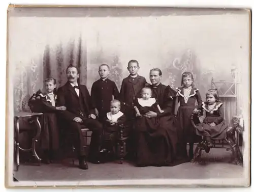 Fotografie unbekannter Fotograf und Ort, Grossfamilie - Paar mit sieben Kindern beim Fotograf