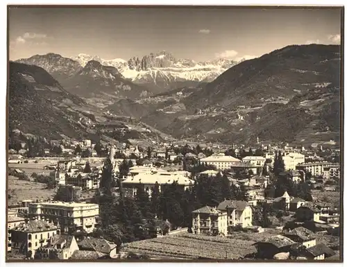 Fotografie Leo Baehrendt, Merano, Ansicht Bozen - Bolzano, Panorama der Stadt gegen Rosengartengruppe, 25 x 19cm