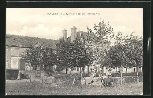 AK Bosquet-du-Lys, Familie vor einem Anwesen