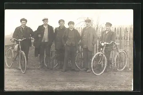 Foto-AK Männer auf dem Landweg mit Fahrrädern