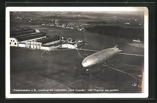 AK Friedrichshafen a. B., Landung des Luftschiffes Graf Zeppelin vom Flugzeug aus gesehen