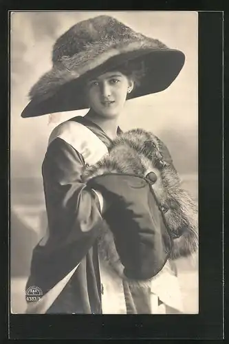 AK Junge Frau mit pelzbesetztem Hut und Pelzmuff in der Hand