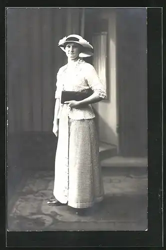 AK Elegante Dame mit Hut und Handtasche