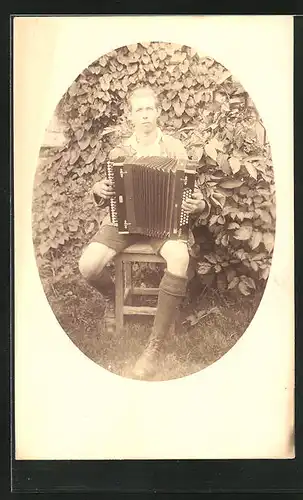 AK Junger Mann mit Akkordeon im Passepartout-Rahmen