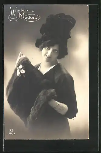 AK Junge Frau mit Hut und Pelzmuff, Winter-Mode
