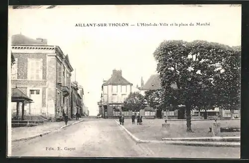 AK Aillant-sur-Tholon, L`Hotel de Ville et la place du Marché