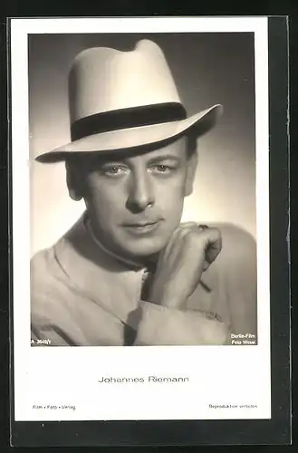 AK Schauspieler Johann Riemann mit elegantem Hut