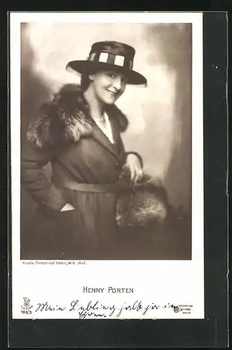 AK Schauspielerin Henny Porten mit Hut und pelzbesetztem Mantel