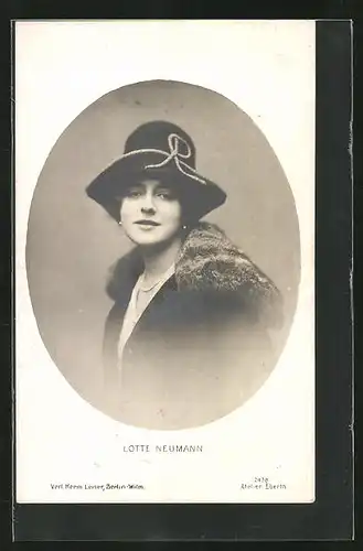 AK Schauspielerin Lotte Neumann mit Hut und pelzbesetztem Mantel im Passepartout-Rahmen