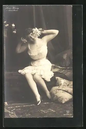 AK Schauspieleri Lucie König posiert im Unterkleid mit Blumen in der Hand