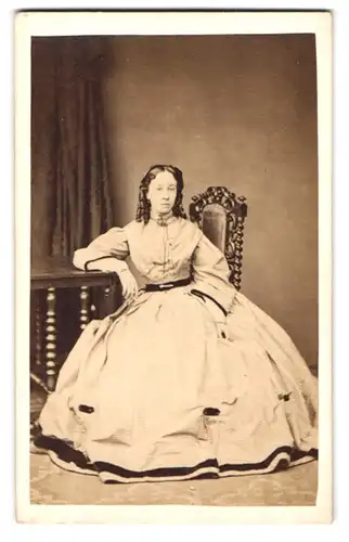 Fotografie Henry Davis, London, 24 Cornhill, Edeldame im weit ausladenden Biedermeierkleid