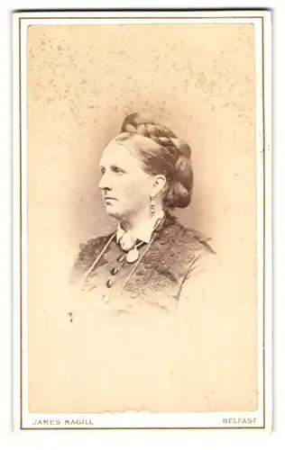 Fotografie James Magill, Belfast, Donegall Place, Edeldame mit Schmuck & geflochtenem Haar