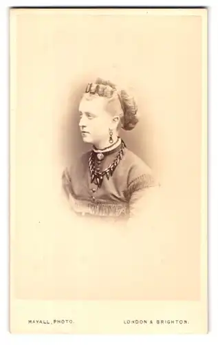 Fotografie Mayall, London, 224 Regent Street, Portrait junge Dame mit zusammengebundenem Haar & Schmuck