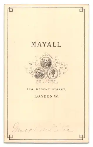 Fotografie Mayall, London, 224 Regent Street, Portrait junge Dame mit zusammengebundenem Haar & Schmuck