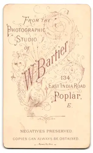 Fotografie W. Bartier, Poplar, 134 East India Road, Edeldame mit gelocktem Haar an den Schläfen