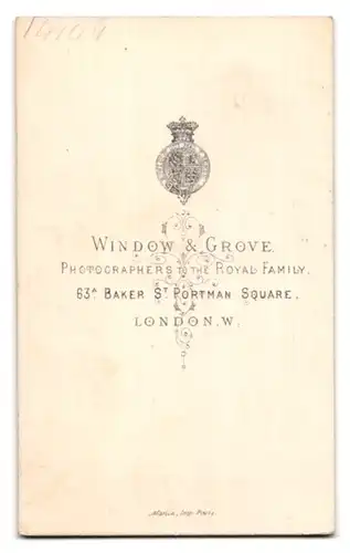 Fotografie Window & Grove, London, 63 Baker Street, junge Dame mit Schmuck & geflochtenem Haar