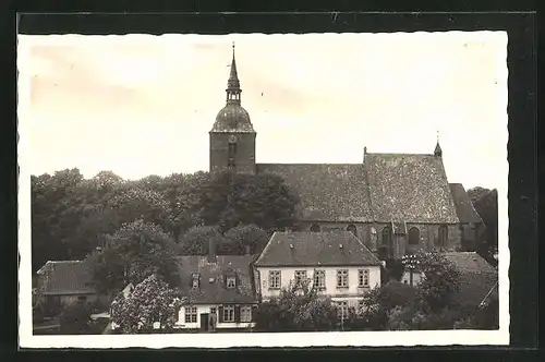 AK Burg / Fehmarn, Kirche mit Charlotte-Niese-Geburtshaus