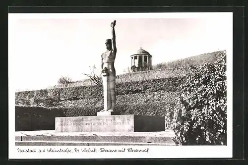 AK Neustadt a. d. Weinstrasse, Dr. Welsch Terrasse mit Ehrenmal