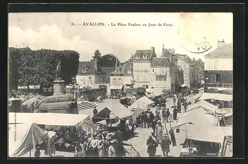 AK Avallon, La Place Vauban un Jour de Foire