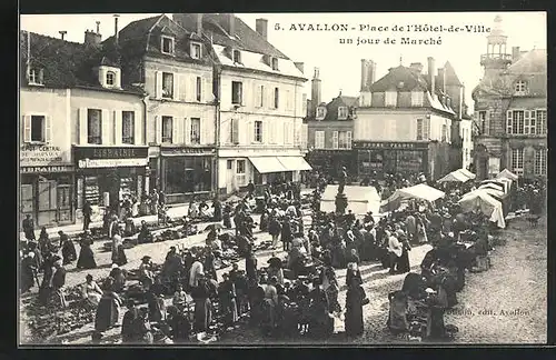 AK Avallon, Place de l`Hotel de Ville un jour de Marché