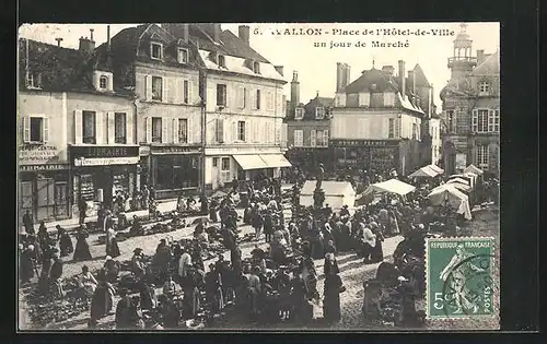 AK Avallon, Place de l`Hotel de Ville un jour de Marché