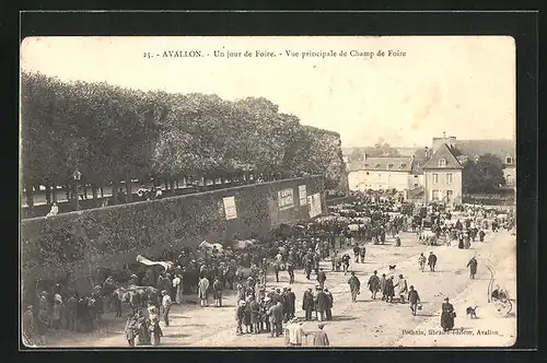 AK Avallon, Un jour de Foire, Vue principale de Champ de Foire