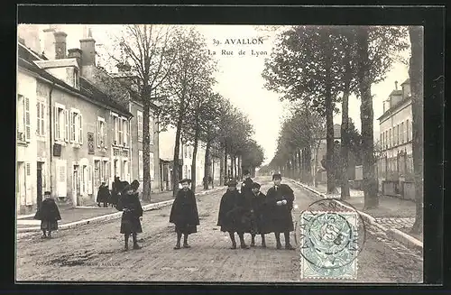 AK Avallon, La Rue de Lyon