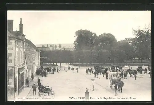 AK Tonnerre, Place de la République un jour de Revue