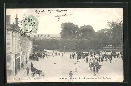 AK Tonnerre, Place de la République un jour de Revue